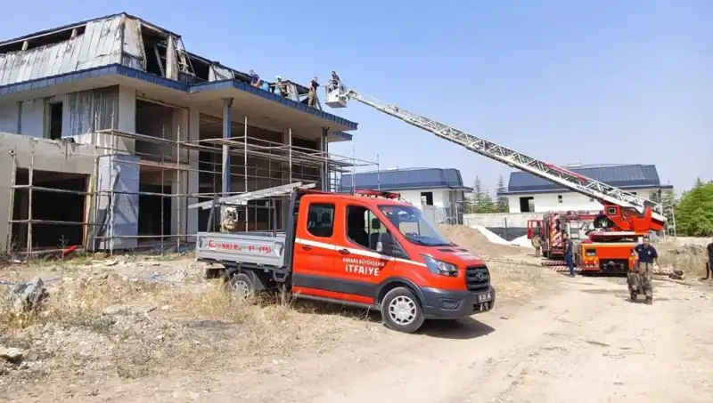 Ankara Gölbaşı'nda Villaların Bulunduğu Alanda Korkutan Yangın: 5 Ev Küle Döndü