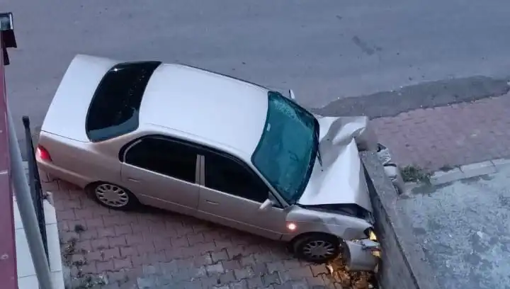 Kontrolü Kaybeden Sürücü Duvara Çarptı: Olay Anında Yaşananlar