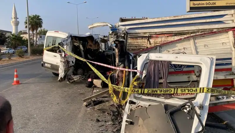Mersin'deki Feci Trafik Kazasında İki Kişi Hayatını Kaybetti, On Yaralı