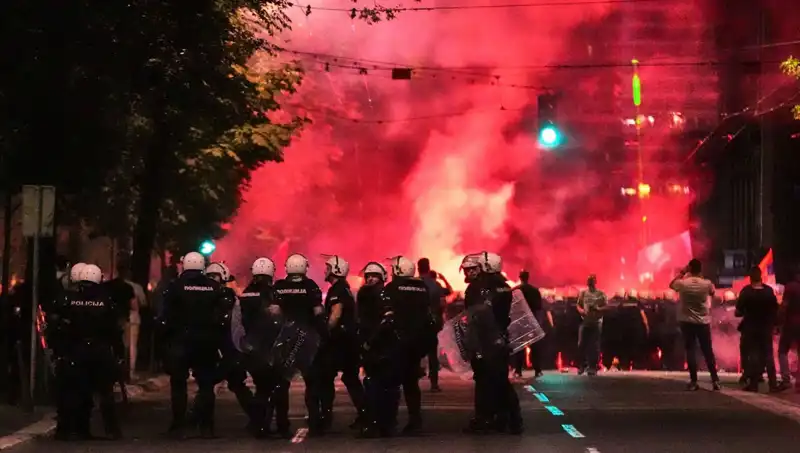 Sırbistan'da Erken Seçim Protestoları: On Binler Sokaklarda, Gözaltılar Başladı